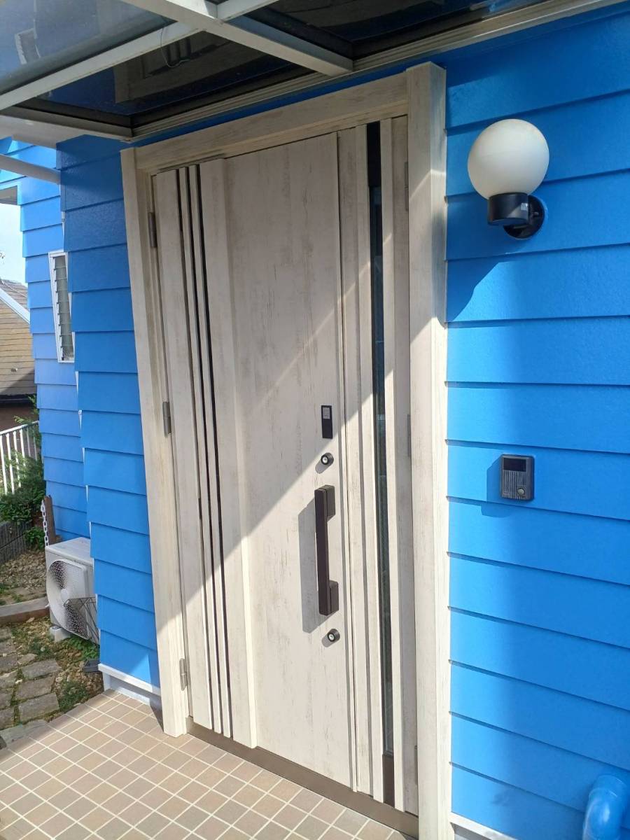 横浜トーヨー住器の玄関リフォーム。採風・電動タイプで快適に!の施工後の写真1