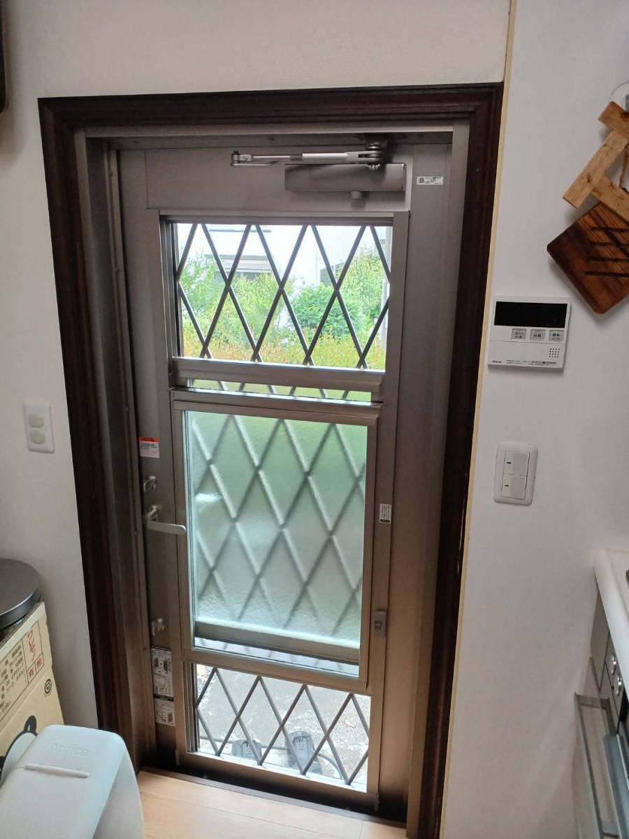 横浜トーヨー住器の勝手口ドアを採風タイプへ変更!の施工後の写真2
