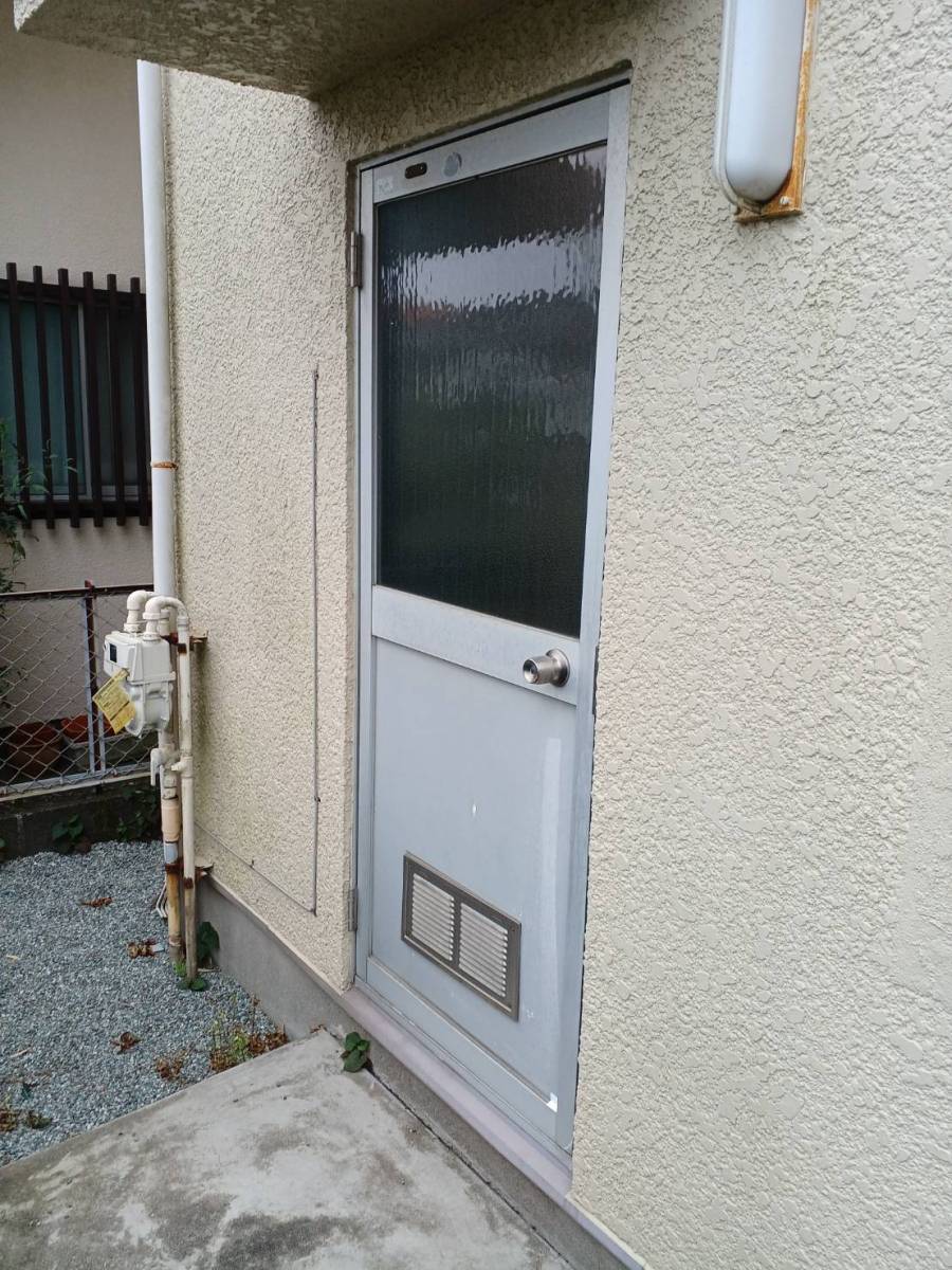横浜トーヨー住器の勝手口ドアを採風タイプへ変更!の施工前の写真1