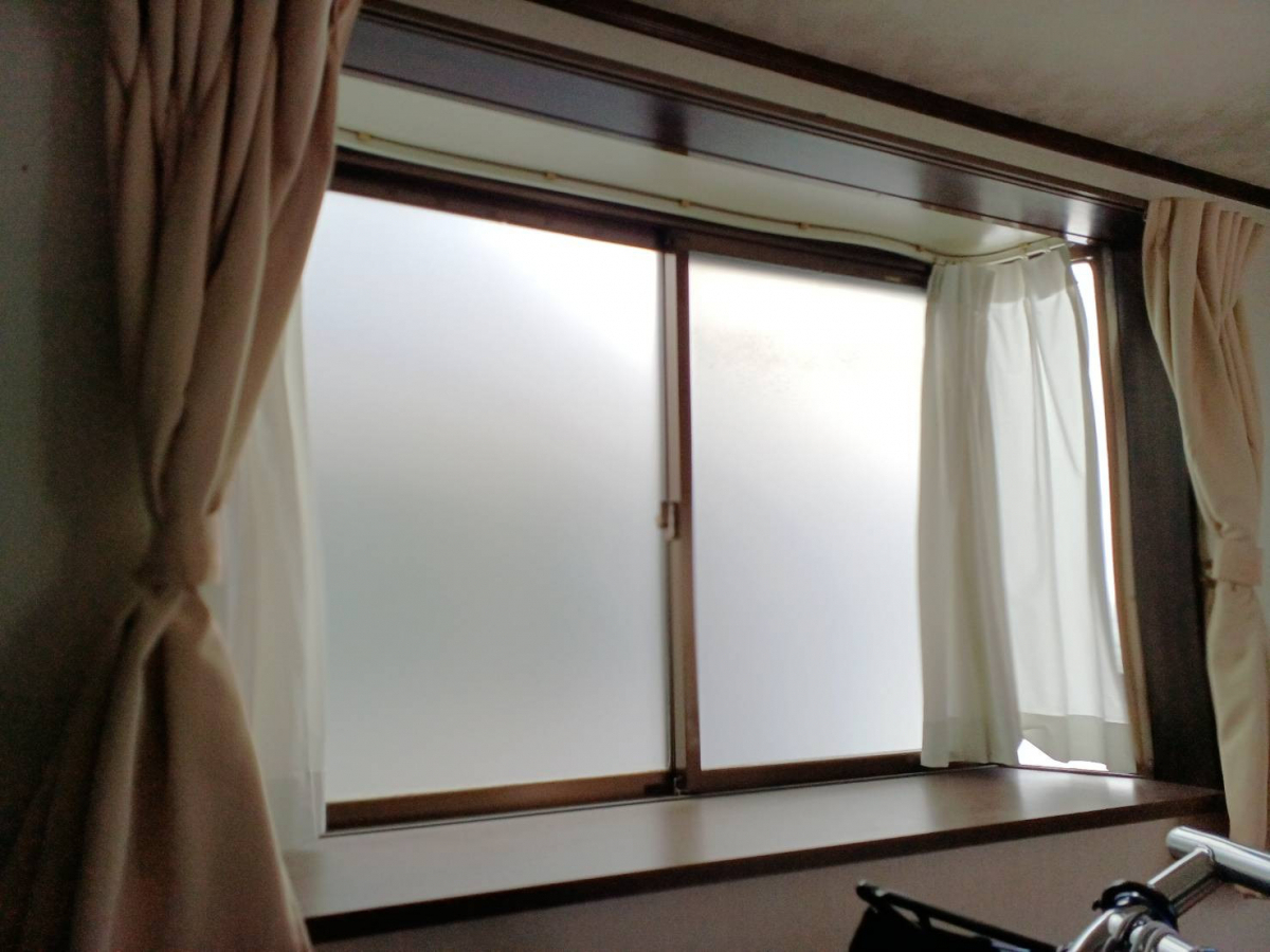 横浜トーヨー住器の内窓設置で断熱効果!補助金活用でお得に施工をの施工前の写真2