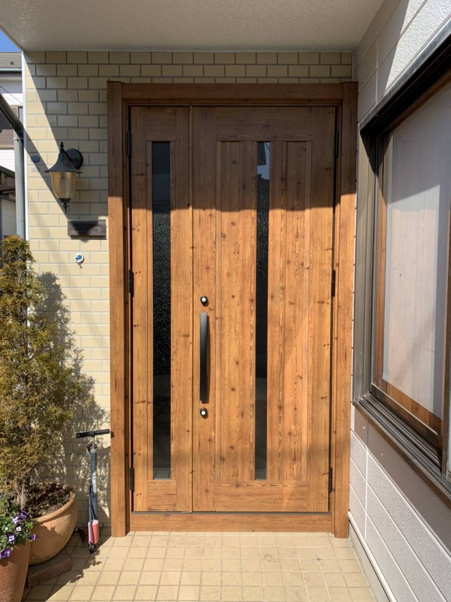 横浜トーヨー住器の玄関ドアリフォーム「リシェント」で、好みのデザインに!の施工後の写真1
