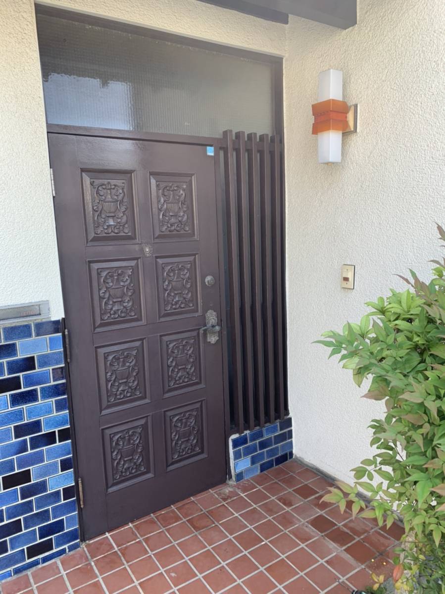 横浜トーヨー住器の1dayリフォーム「リシェント」で採光たっぷりの玄関に!の施工前の写真1