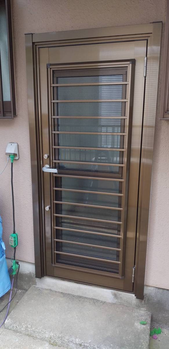 横浜トーヨー住器の鍵をかけたまま換気が可能に!勝手口も1dayリフォーム「リシェント」の施工後の写真1