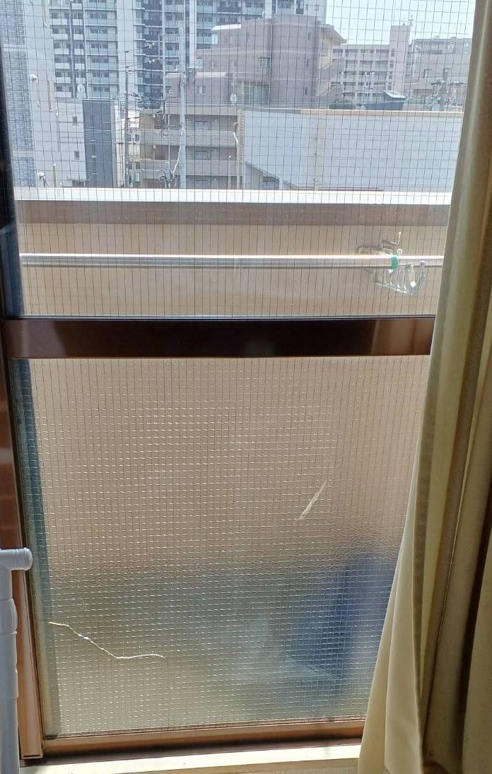 横浜トーヨー住器の早めの雨風対策 割れた窓ガラス交換工事の施工前の写真1