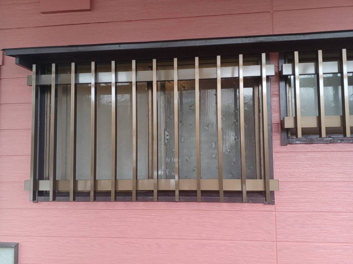 横浜トーヨー住器の窓の防犯対策! 面格子取付工事の施工後の写真1