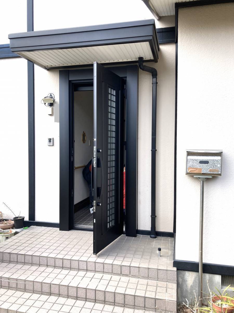 杉山トーヨー住器のリシェント工事(玄関取替)の施工後の写真1