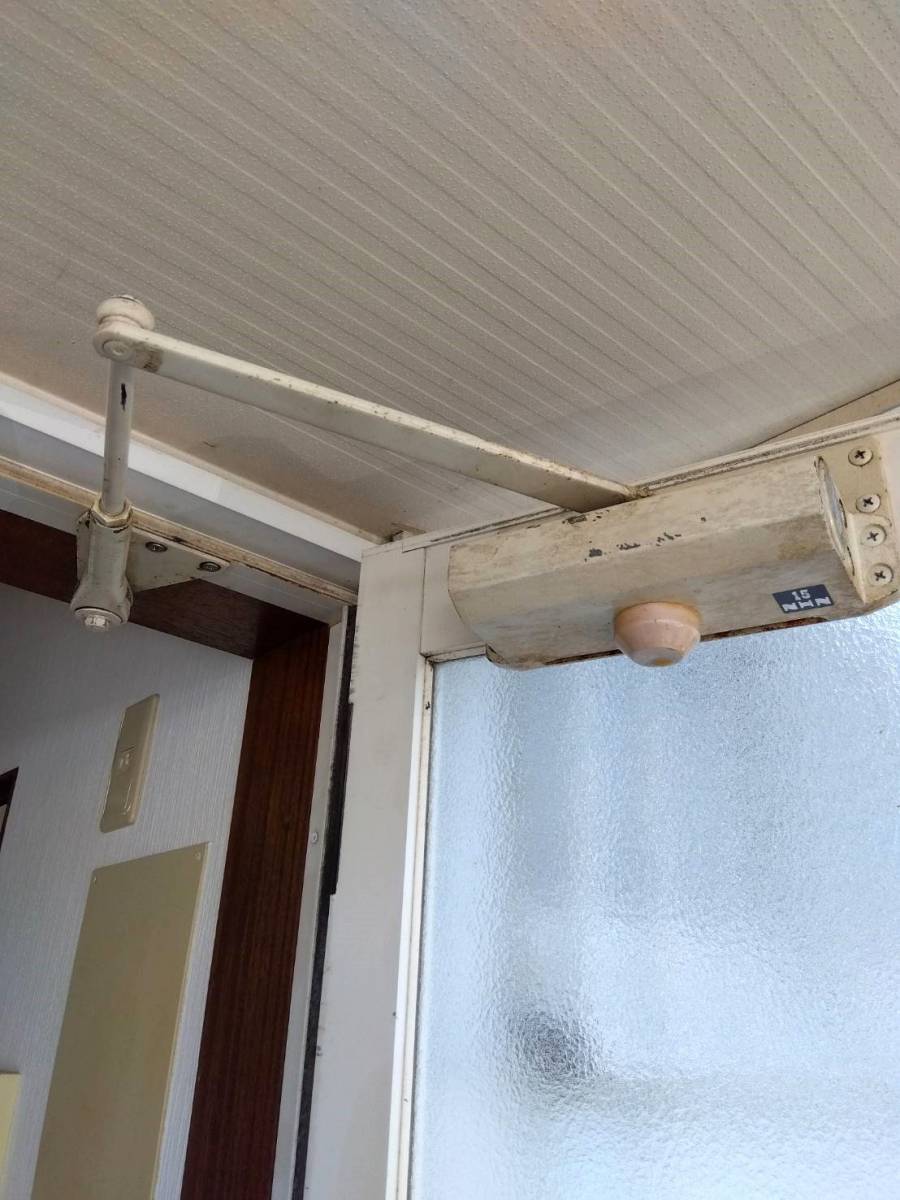 杉山トーヨー住器のドアクローザー交換の施工前の写真1