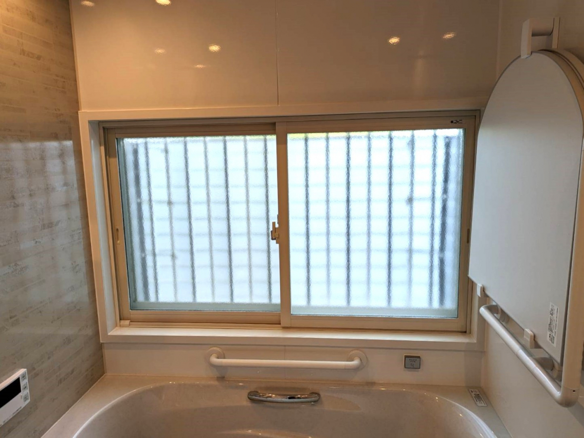 杉山トーヨー住器の浴室にインプラス(内窓)の施工後の写真1
