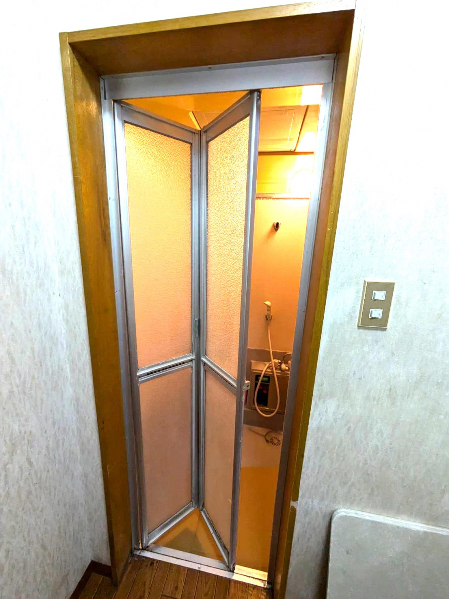 杉山トーヨー住器の浴室ドアの交換の施工前の写真1