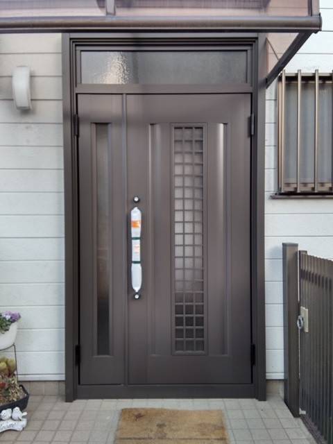 イワセトーヨー住器の春日部市で玄関ドアのカバー工法工事をしました。リシェント玄関ドア3/リクシルの施工後の写真1