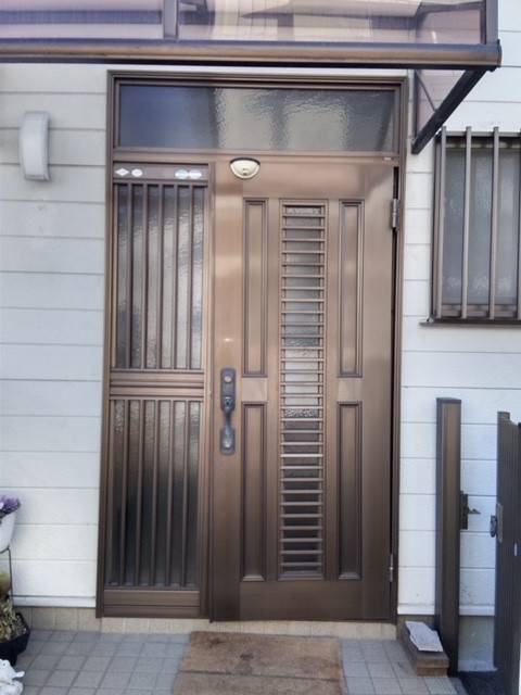 イワセトーヨー住器の春日部市で玄関ドアのカバー工法工事をしました。リシェント玄関ドア3/リクシルの施工前の写真1