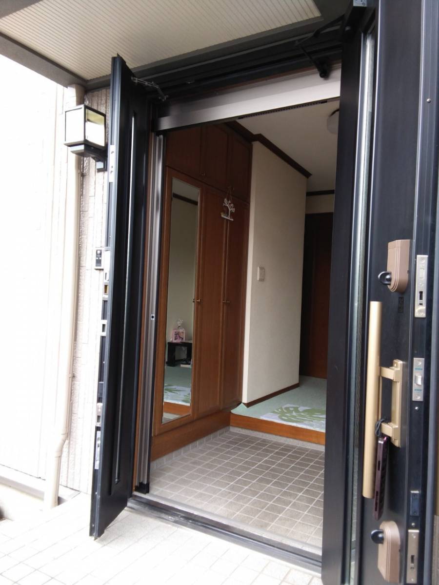 イワセトーヨー住器のさいたま市南区/LIXILしまえるんです(玄関網戸)取付致しました。の施工後の写真1