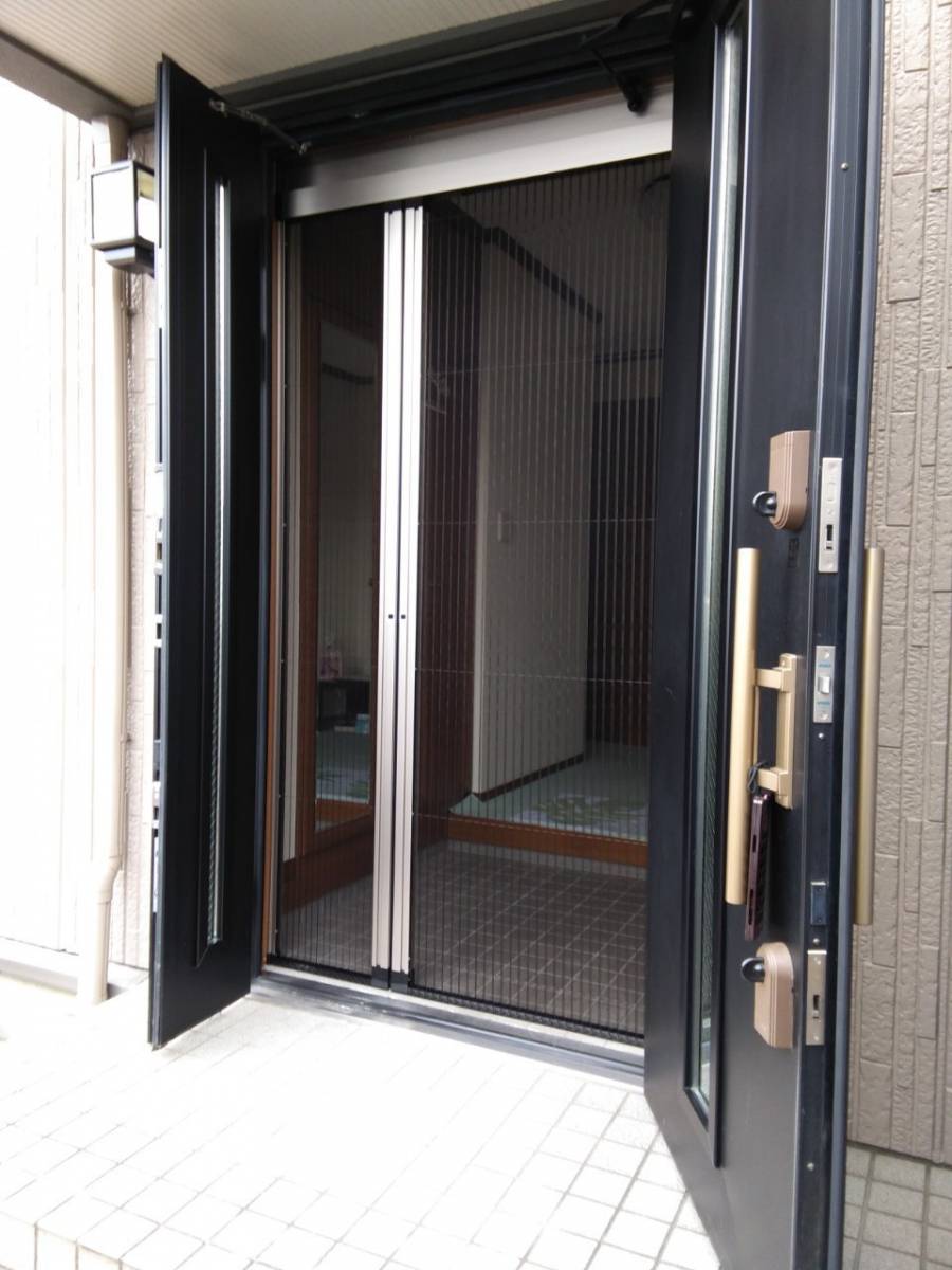 イワセトーヨー住器のさいたま市南区/LIXILしまえるんです(玄関網戸)取付致しました。の施工後の写真2