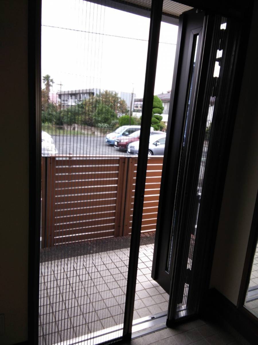イワセトーヨー住器のさいたま市南区/LIXILしまえるんです(玄関網戸)取付致しました。の施工後の写真3