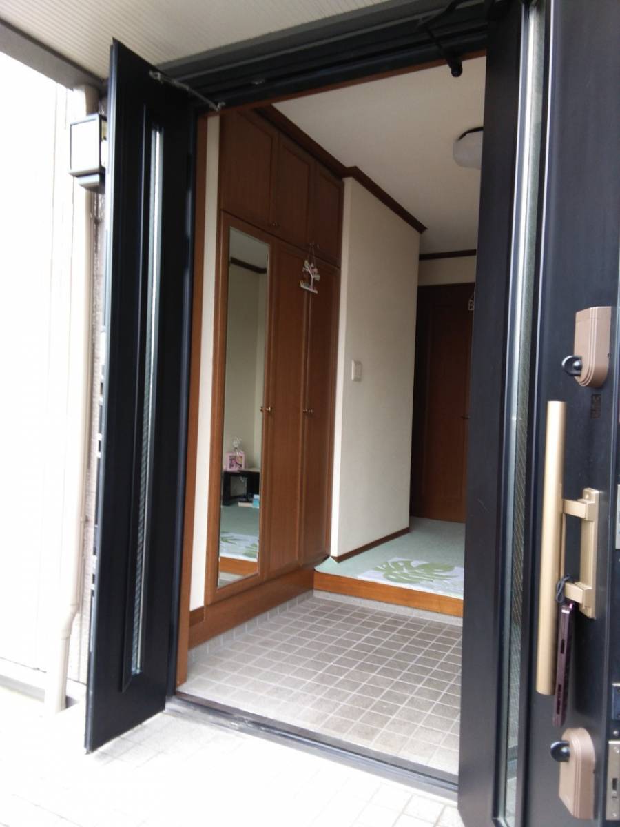 イワセトーヨー住器のさいたま市南区/LIXILしまえるんです(玄関網戸)取付致しました。の施工前の写真1