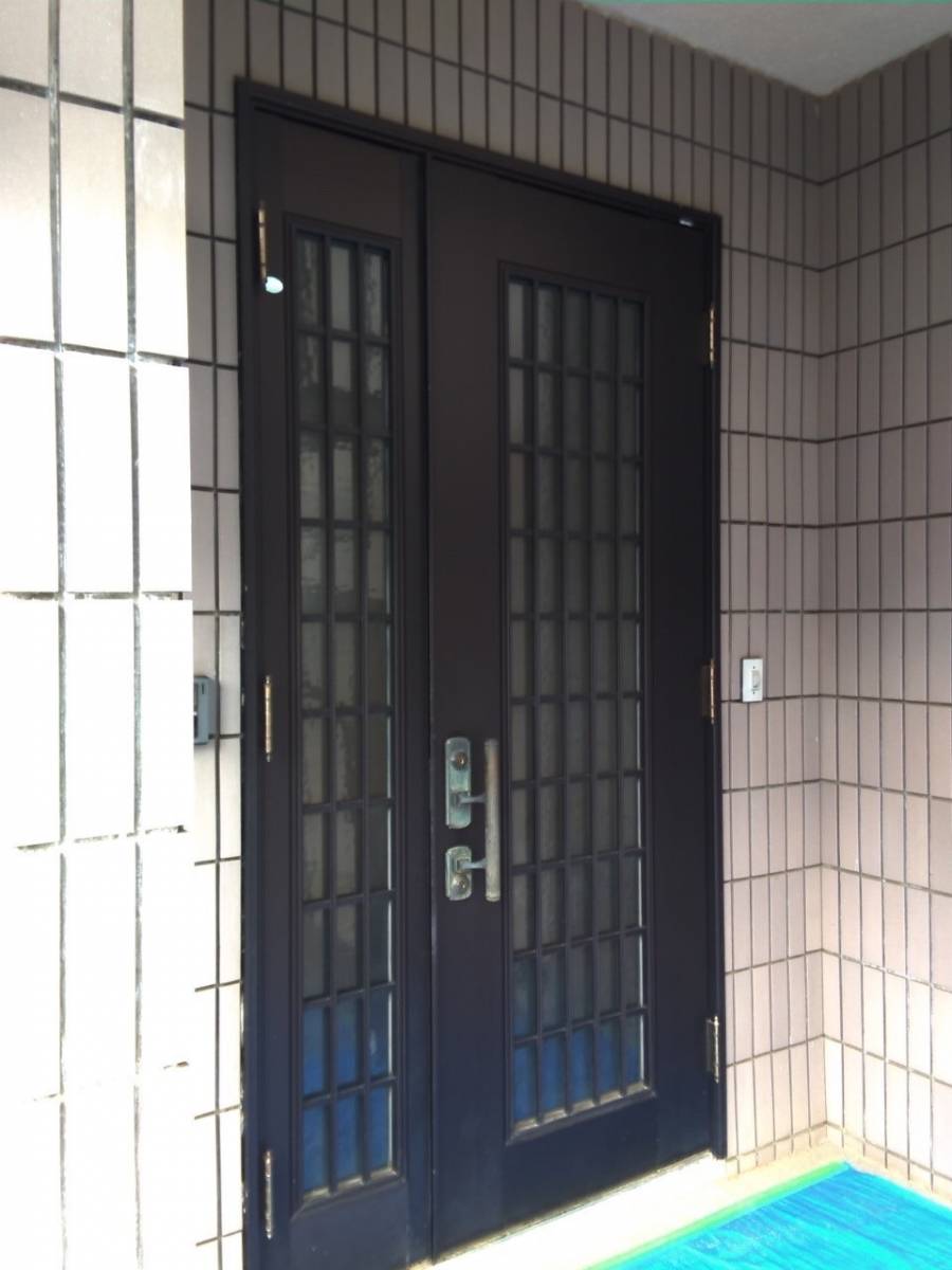 イワセトーヨー住器のさいたま市で玄関ドアをカバー工法で取替ました。リシェント玄関ドア3/リクシルの施工前の写真1
