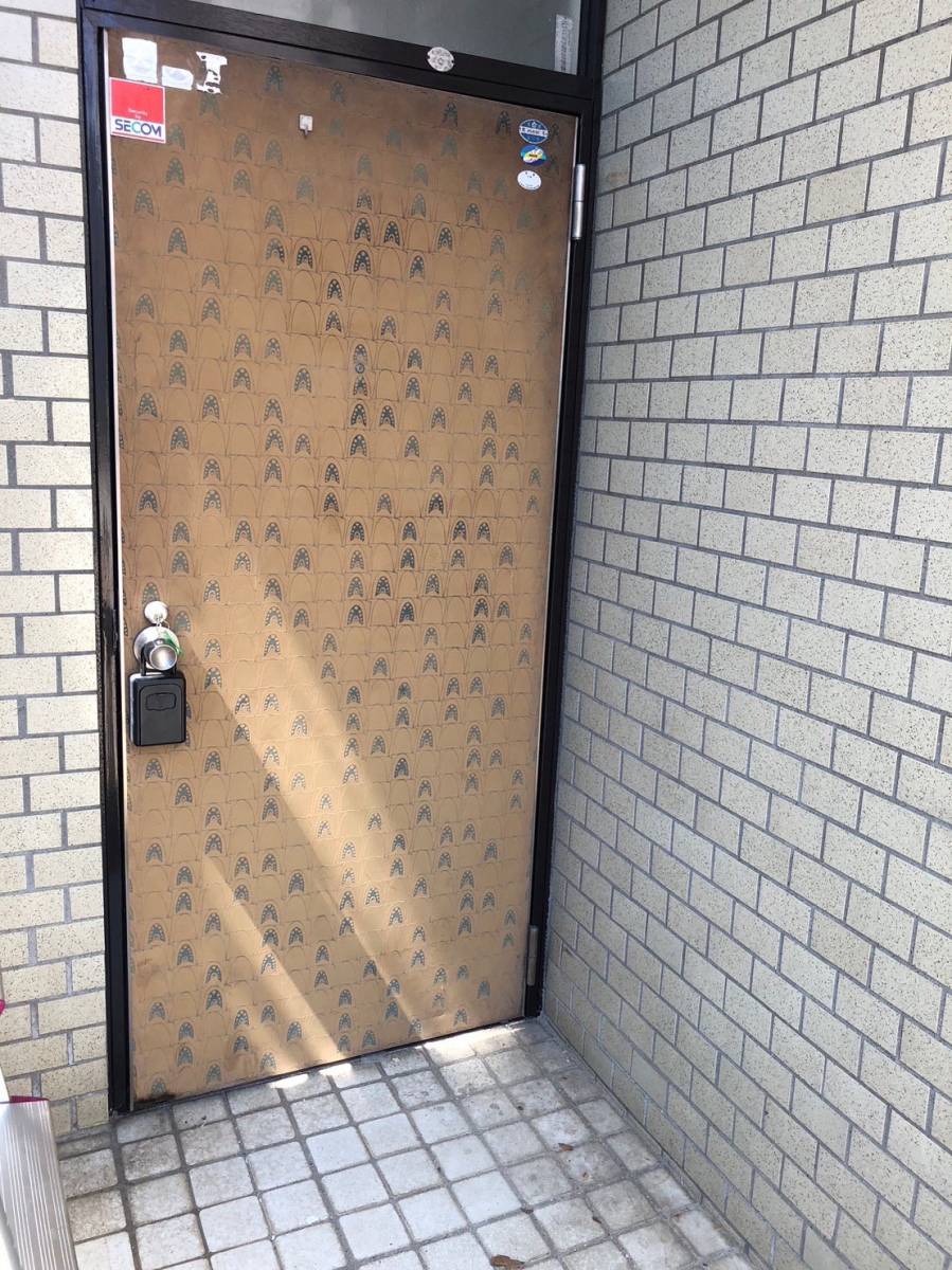 イワセトーヨー住器の玄関ドア(アパートドア)カバー工法工事 の施工前の写真1