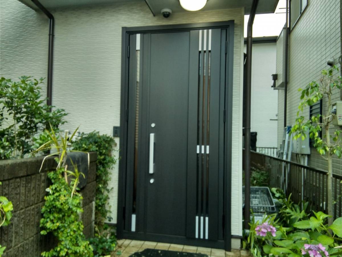 イワセトーヨー住器のさいたま市で玄関ドアのカバー工法/リクシル リシェント3の施工後の写真1