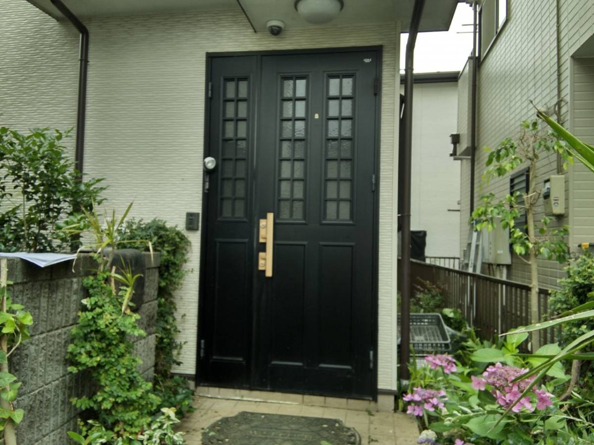 イワセトーヨー住器のさいたま市で玄関ドアのカバー工法/リクシル リシェント3の施工前の写真1