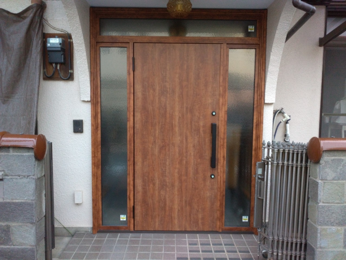 イワセトーヨー住器の川口市で玄関ドアのカバー工法工事をしました。リシェント玄関ドア3の施工後の写真1