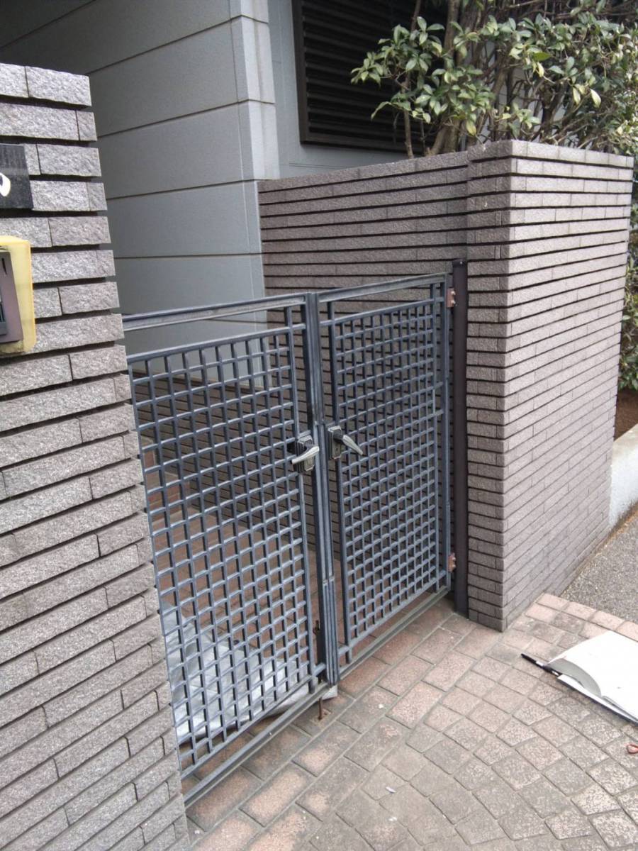 イワセトーヨー住器の既存の門扉を新しく交換しました/蕨市/LIXIL 門扉AB の施工前の写真1