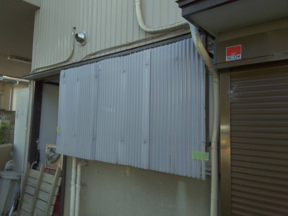 イワセトーヨー住器の蕨市 目隠し+防犯を兼ねて目隠し付き面格子を施工致しました/LIXIL セキュリティフィルター80の施工前の写真1