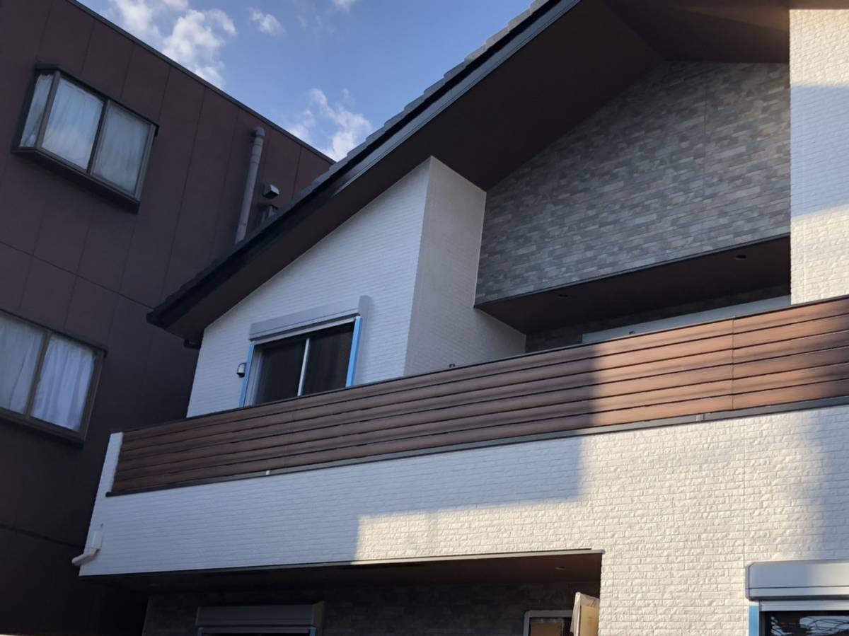 イワセトーヨー住器の手摺工事 T市 新しく手摺を取付しました! LIXIL モダンパネル の施工後の写真1