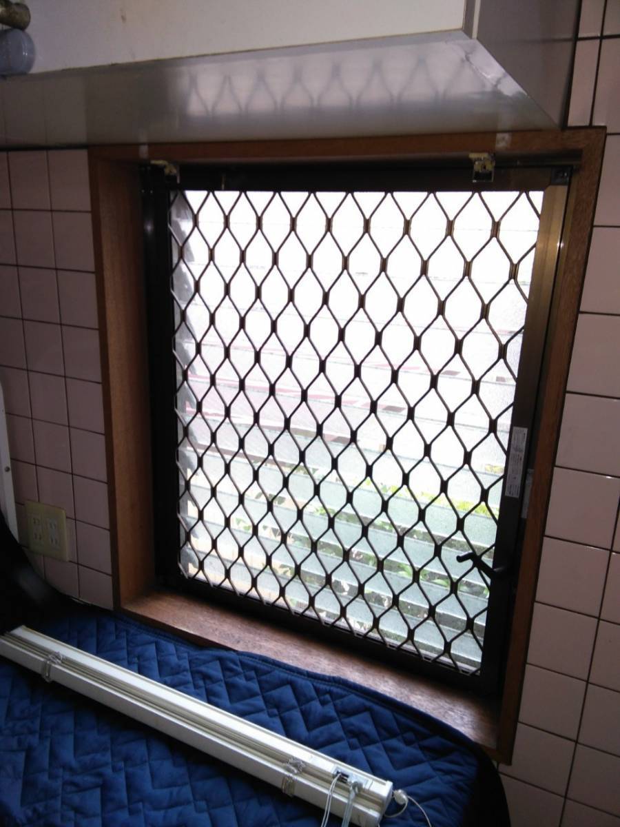 イワセトーヨー住器の戸田市でサッシカバー工法工事を行いました/リプラス ルーバー窓を引違い窓にの施工前の写真1