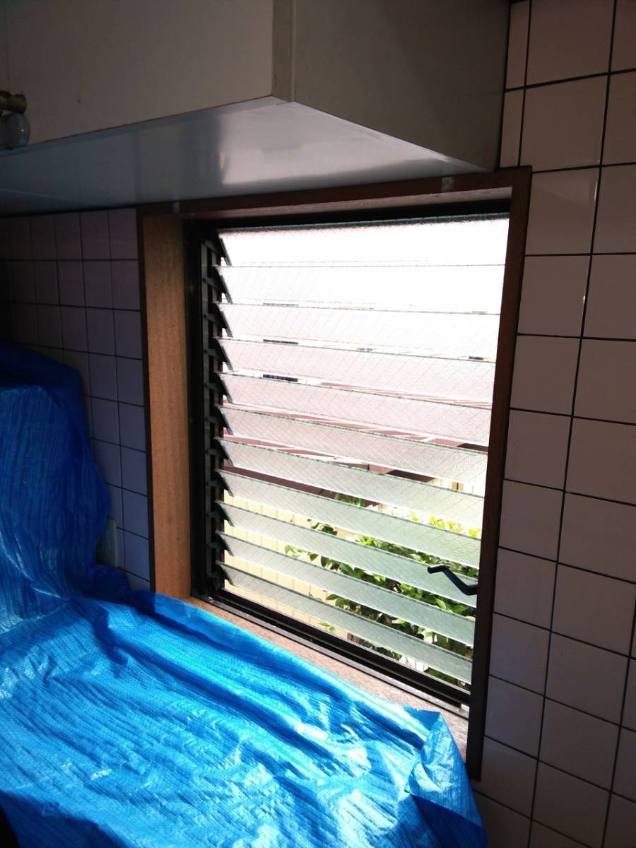 イワセトーヨー住器の戸田市でサッシカバー工法工事を行いました/リプラス ルーバー窓を引違い窓にの施工前の写真2