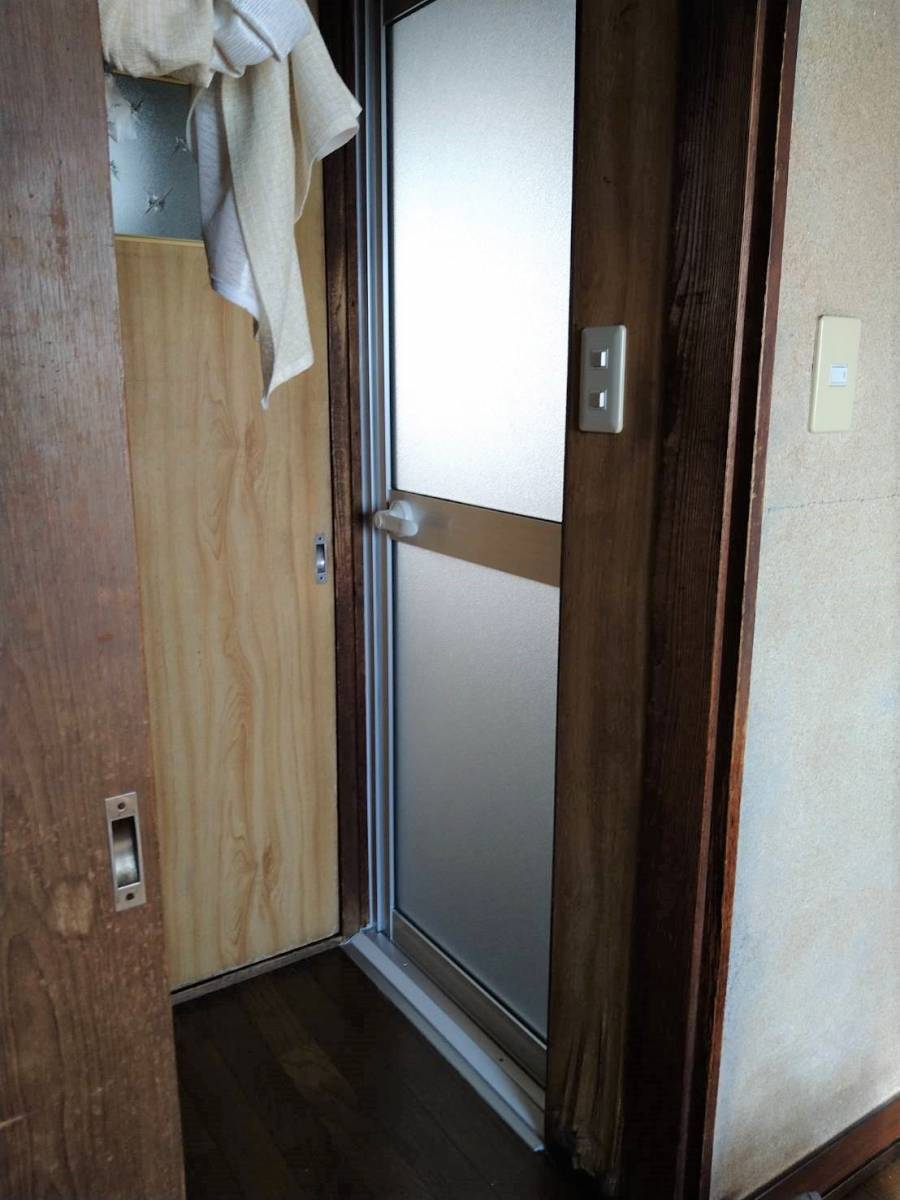 みもとトーヨーの腐ってしまった木製浴室ドアの取り替え工事の施工後の写真1