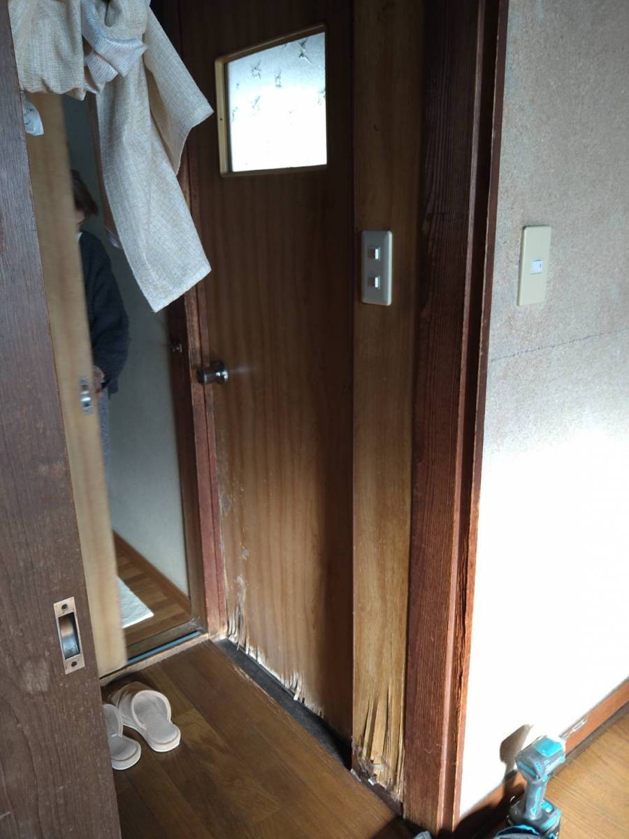 みもとトーヨーの腐ってしまった木製浴室ドアの取り替え工事の施工前の写真1