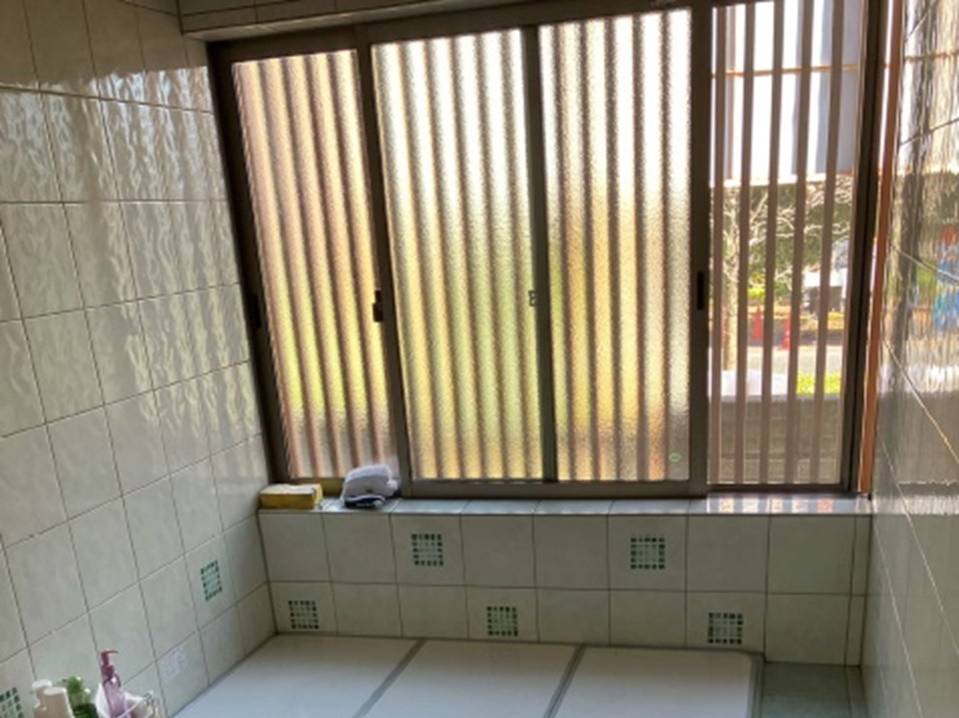 みもとトーヨーの歩道沿いにある浴室にインプラス。フロストガラスで目隠し効果アップ!の施工前の写真1