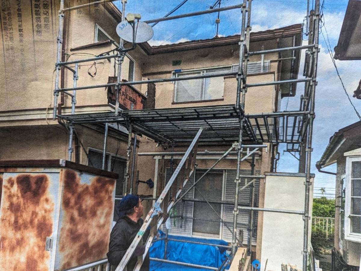 みもとトーヨーのこのまま使用していたら危険！雨漏りで腐ってしまったバルコニーの交換工事の施工前の写真1