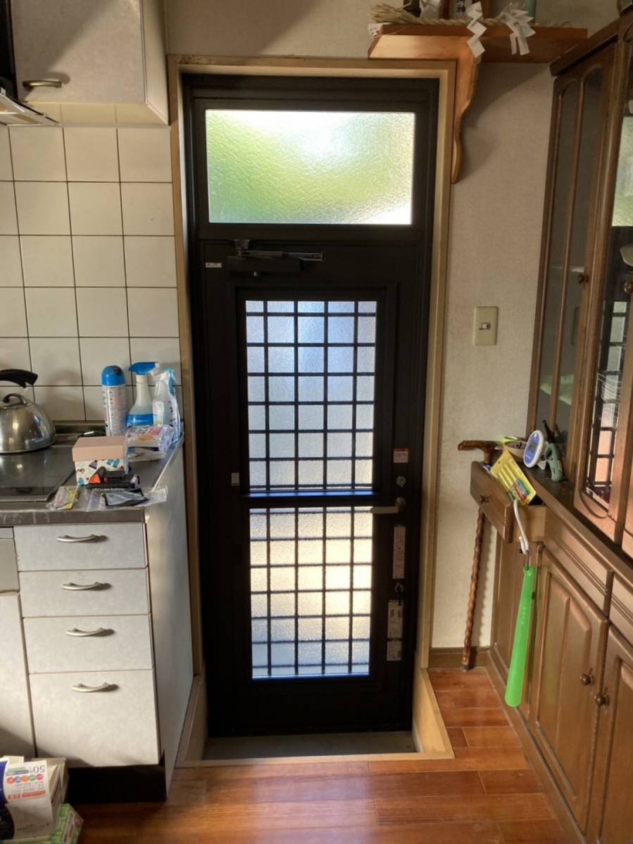 みもとトーヨーの施錠したまま換気、採風ができるリシェント勝手口ドアの施工後の写真1