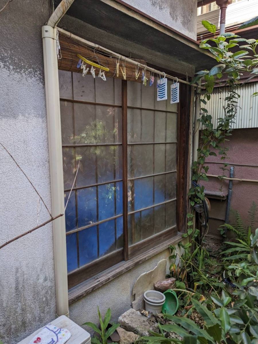 みもとトーヨーのすきま風が入ってガタガタと音がしていた木製の窓をアルミサッシに交換の施工前の写真1