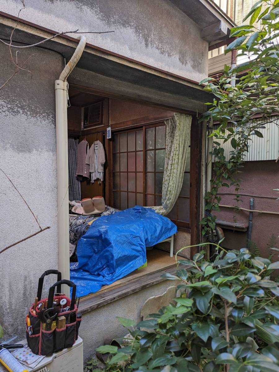 みもとトーヨーのすきま風が入ってガタガタと音がしていた木製の窓をアルミサッシに交換の施工前の写真2