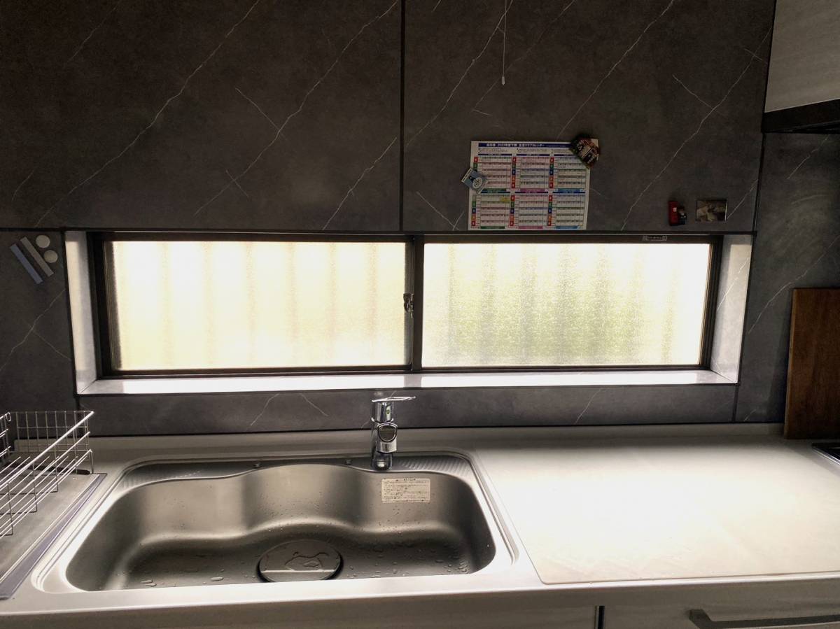 みもとトーヨーの寒さを我慢していた冬場のキッチン。内窓付けて断熱効果UP!の施工前の写真1