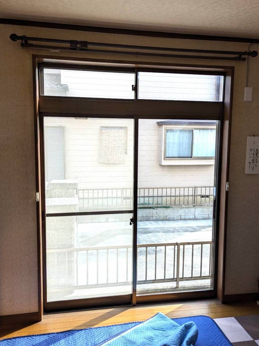 みもとトーヨーの雨戸も欄間も付いている窓の交換の施工前の写真1