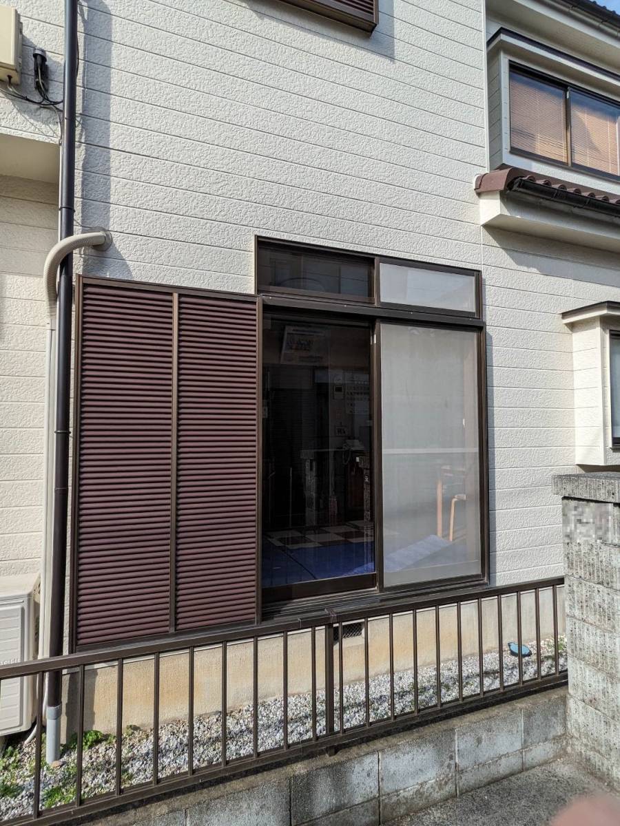 みもとトーヨーの雨戸も欄間も付いている窓の交換の施工前の写真2