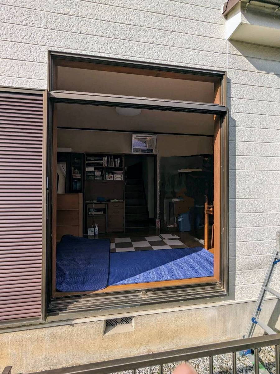 みもとトーヨーの雨戸も欄間も付いている窓の交換の施工前の写真3