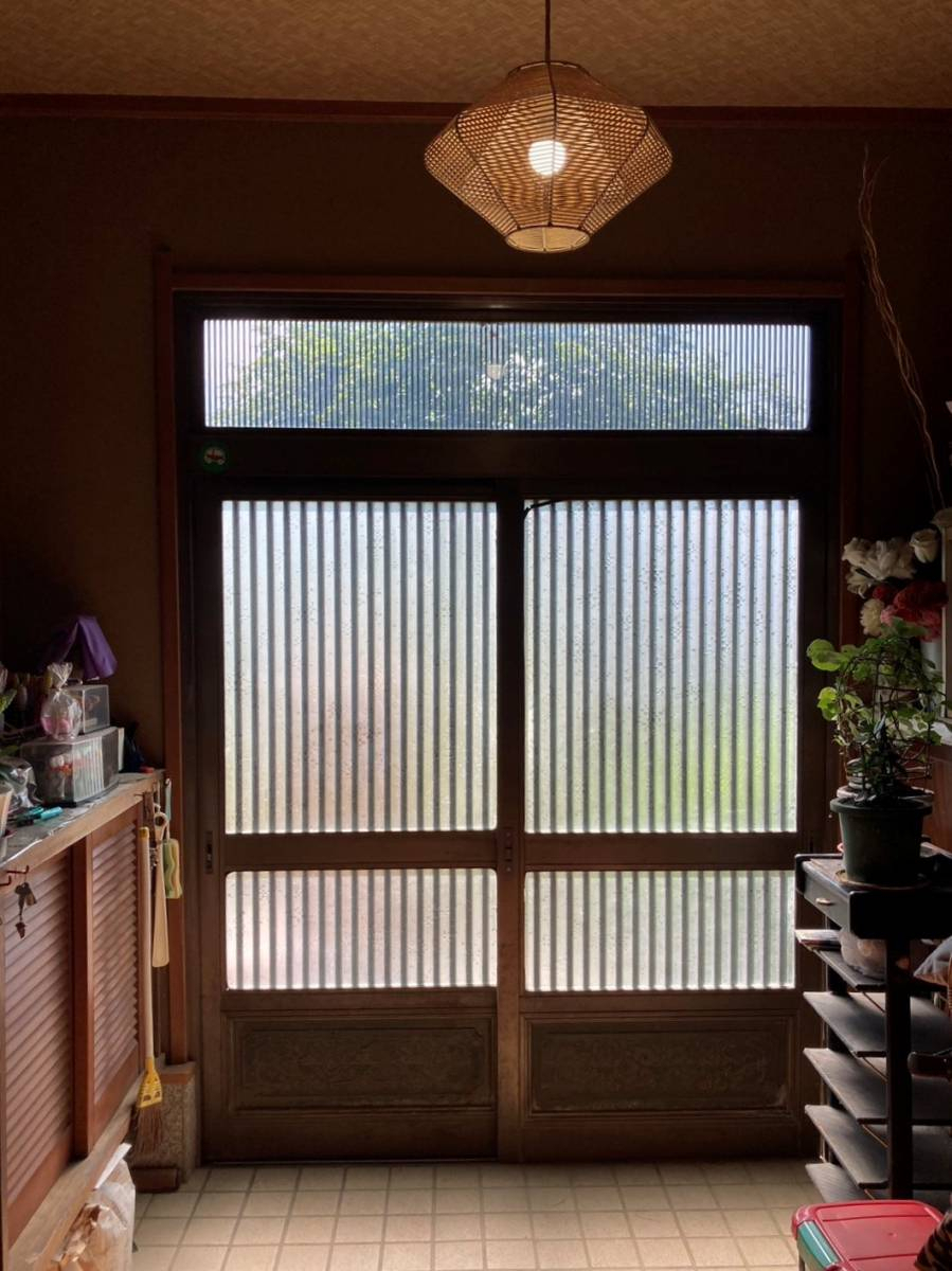 みもとトーヨーの日に焼けて古びた印象の玄関引戸をリフレッシュ!の施工前の写真2