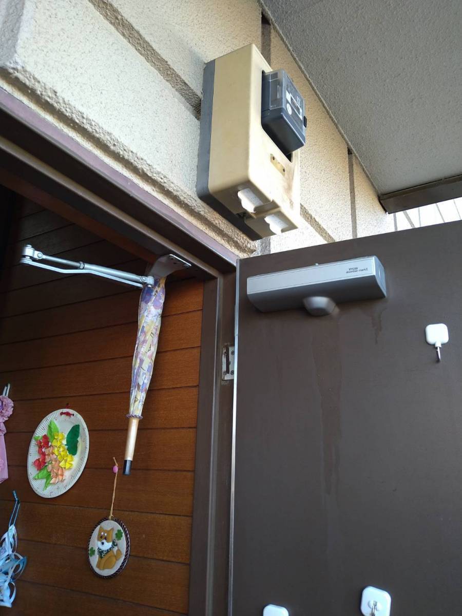 みもとトーヨーの【ドアクローザー】油もれは交換のサインの施工前の写真1