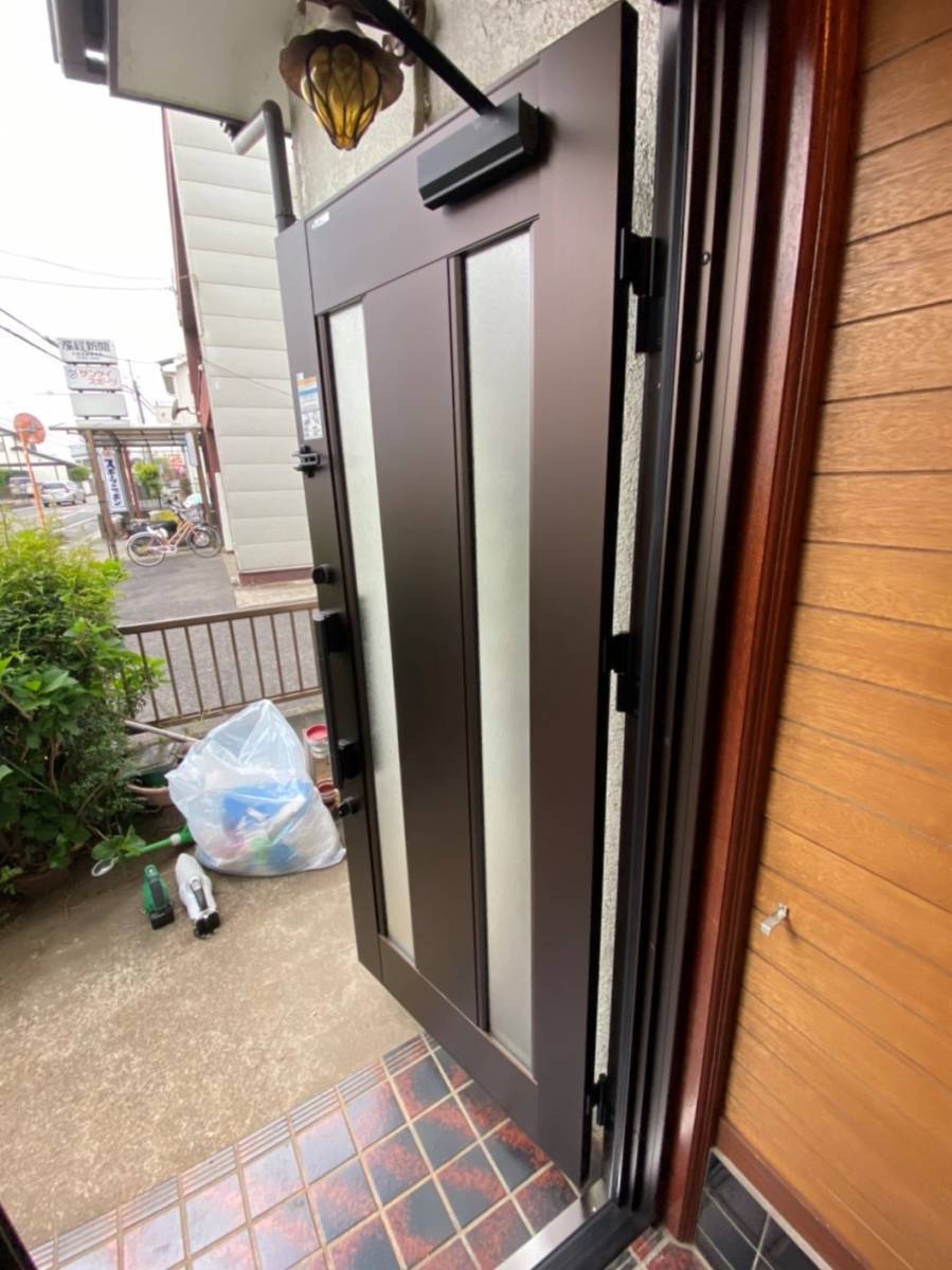 みもとトーヨーの【玄関ドアリフォーム】ドアの吊元も変えられますの施工後の写真2