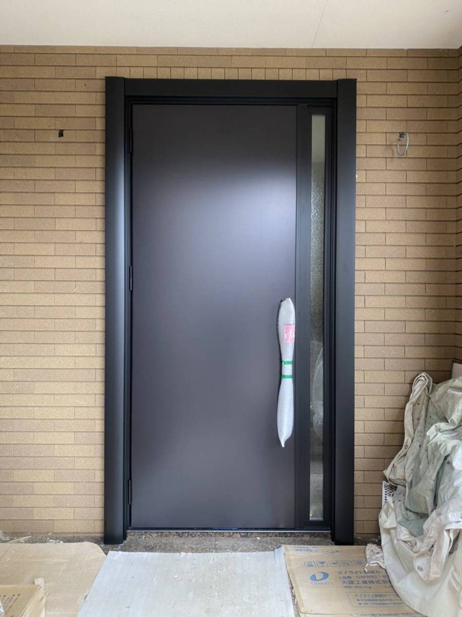 みもとトーヨーの【リシェント玄関ドア3】キーを出さずにボタンで解錠の施工後の写真1