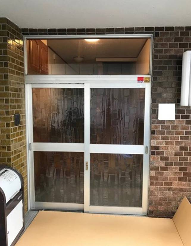 広海クラシオ 高松支店の古い引戸を交換しました!の施工前の写真1