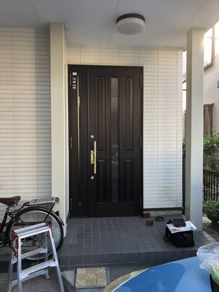 広海クラシオ 高松支店の今日も元気に玄関ドア交換しています(^^)/(電気錠カザスキーへ交換施工例です)の施工前の写真2