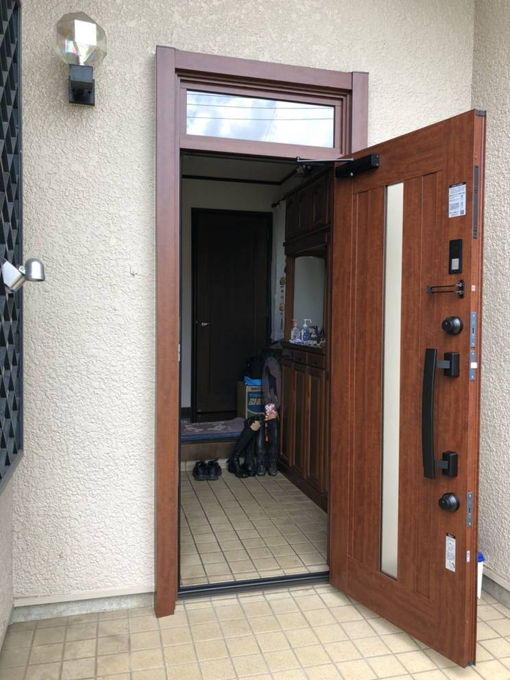 広海クラシオ 高松支店の玄関ドア交換:1DAYリフォーム工事 玄関ドア交換(リシェント)の施工後の写真2