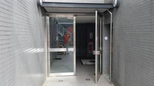 ミネトーヨー住器のマンション フロアヒンジドア⇒丁番ドアの施工前の写真1