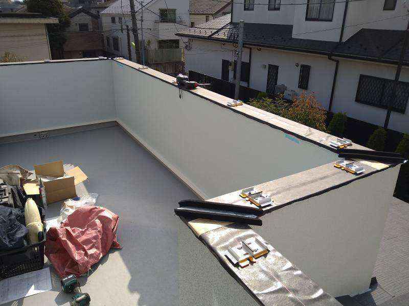 ミネトーヨー住器のベランダアルミ笠木手摺 工事の施工前の写真1