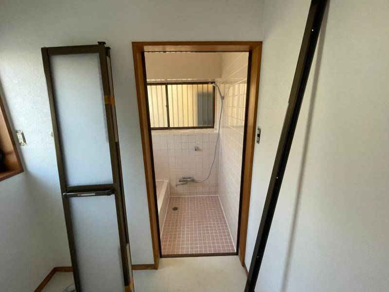 ミネトーヨー住器の浴室折れ戸カバ-工法【動画有り】の施工前の写真1